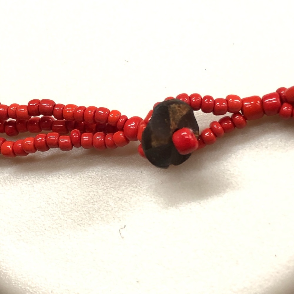 Red beaded necklace with wooden circles - Picture 3 of 5